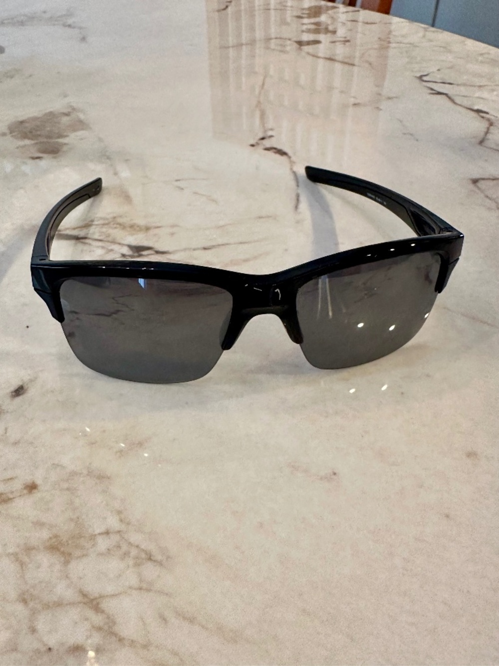 Black Oakley sunglasses with gray lenses, size 55 #oakley #sunglasses